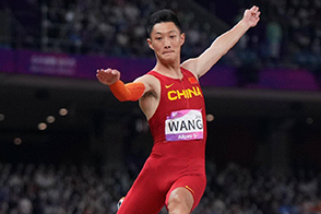 热烈庆祝杨克强教练员爱徒王嘉男在杭州亚运会上获男子跳远冠军 
